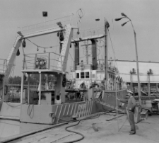 Trawler rybacki B 275-2 oraz bloki lodołmacza