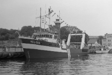 Trawler rybacki "Hel 150" typu B 280/1 - podnoszenie bandery