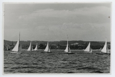 Fotografia czarno-biała przedstawiająca regaty jachtowe w Sopocie