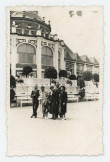 Black and white photograph showing a fragment of the 3rd HouseZdrojowy in Sopot and a group of people