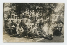 Fotografia czarno-biała przedstawiająca grupę żołnierzy i pielęgniarek, Lazaret Viktoria Hotel Zoppot