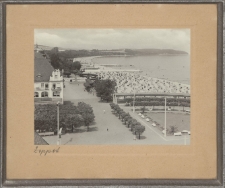 Fotografia w ramce za szkłem, widok na skwer kuracyjny i plażę, napis: &bdquo;Zoppot"