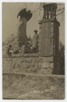 Poczt&oacute;wka fotograficzna przedstawiająca pomnik poległych w wojnie z Austrią (1866), Francją (1870) i w I wojnie światowej