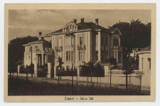 Poczt&oacute;wka czarno-biała przedstawiająca willę Johannesa Ickaprzy Johanneststrasse 5-7w Sopocie (obecnie ul. Dębowa)