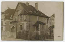 Poczt&oacute;wka czarno-biała przedstawiająca willę przy ul.Schaferstrasse 28 ( obecnie ul. Wybickiego)
