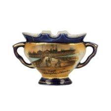 Dzbanuszek pamiątkowy w formie dwuusznej wazki zwidokiem Domu Kuracyjnego