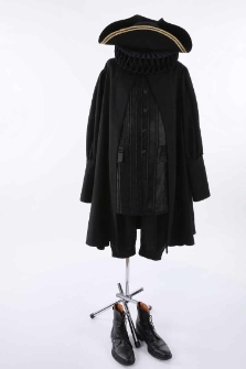 Postać Pantalone Dei Bisognosi ze spektaklu "Sługa dw&oacute;ch pan&oacute;w"