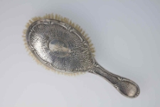 Szczotka z włosiem ż&oacute;łtym w owalnej oprawie z monogramem MG