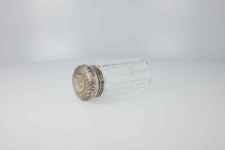 Dziesięciokątny na planie koła szklany pojemnik znakrywką i monogramem MG