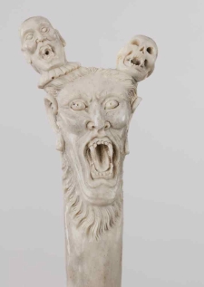 Laska z uchwytem kościanym w postaci dwustronnej maski zwieńczonej miniaturową głową i miniaturową czaszką