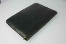 Duży bibularz z zielonej sk&oacute;ry z opaską na pi&oacute;ro