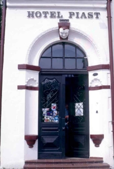 Portal hotelu Piast przy ulicy Jedności Narodowej w Słupsku