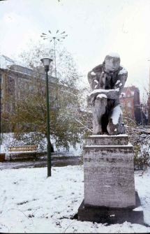 Pomnik "Upokorzony" w Słupsku, Skwer im. Pierwszych Słupszczan
