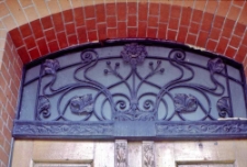 Naświetle nadrzwiowe - drzwi wejściowe do Starostwa w Słupsku, widok od ulicy Szarych Szereg&oacute;w