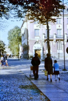 Plac Zwycięstwa z widokiem na budynek Banku Gospodarki Żywnościowej w Słupsku